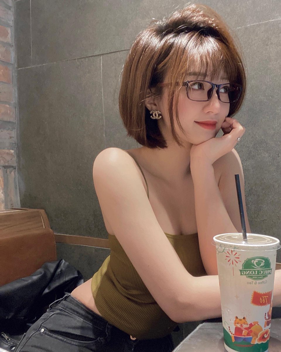 Chào bạn! Tôi là một người phụ nữ đầy sự quan tâm và chăm sóc, mong muốn tìm một người bạn nam chân thành và trung thực.