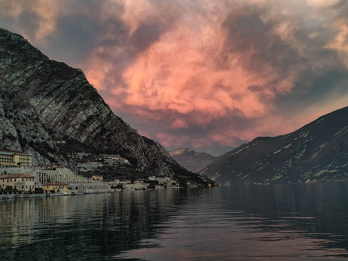 vivelavidaroca's tweet photo. 🌆 ¿Eres #coleccionista de #atardeceres?
😍 Entonces los del #LagoDeGarda te encantarán. https://t.co/V1ZvEAdNb4