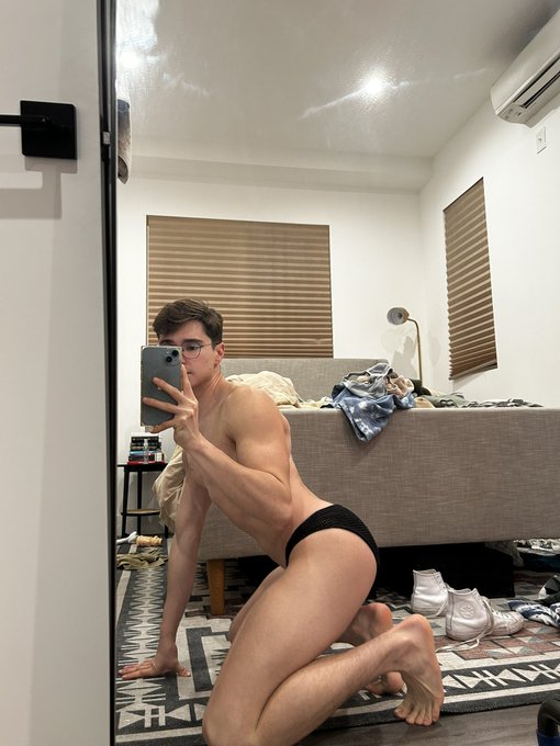 Night babes. 🎄🎁 https://t.co/n6xwddOqOH