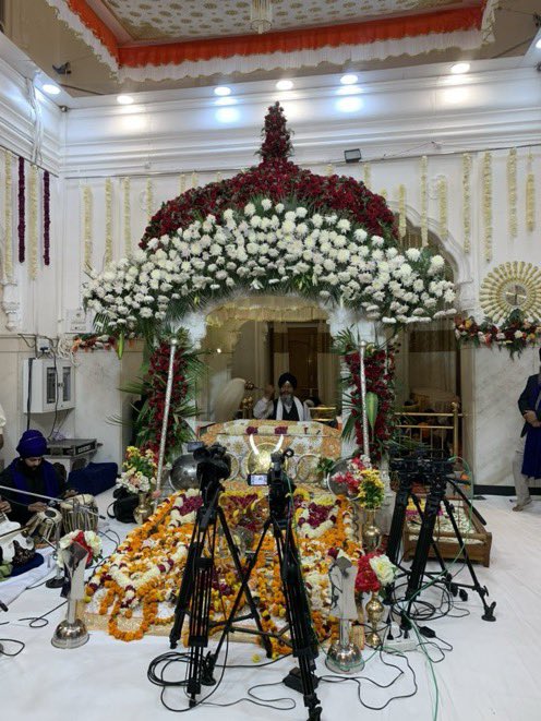 wanderlust_6055's tweet photo. ਦਾਤਾ ਜਾਂਦਿਆਂ ਭਰੇ ਦਰਬਾਰ ਅੰਦਰ, ਸਾਹਿਬਜ਼ਾਦਿਆਂ ਫਤਿਹ ਗਜਾ ਦਿੱਤੀ।
ਸਤਿ ਸ਼੍ਰੀ ਅਕਾਲ ਦਾ ਮਾਰ ਨਾਅਰਾ, ਤਸਬੀ ਕਾਜ਼ੀ ਦੇ ਹੱਥੋਂ ਛੁਡਾ ਦਿੱਤੀ।
ਸੂਬੇ ਆਖਿਆ ਕਰੋ ਸਲਾਮ ਮੁੰਡਿਓ, ਉਨਾਂ ਸਾਮਣੇ ਜੁੱਤੀ ਵਖਾ ਦਿੱਤੀ।
ਉਨਾਂ ਜੱਦ ਤਲਵਾਰ ਦਾ ਖੌਫ ਦਿੱਤਾ, ਅੱਗੋਂ ਹੱਸ ਕੇ ਧੌਣ ਅਕੜਾ ਦਿੱਤੀ। 

🙏🏻🙏🏻🙏🏻🙏🏻 https://t.co/464Z3dgkCa