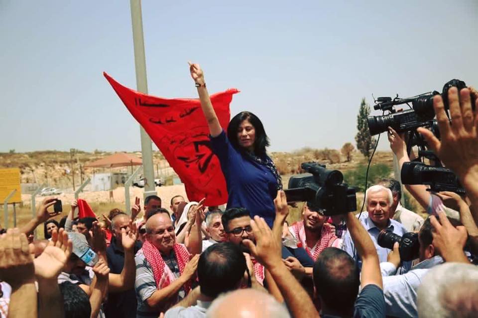 KHALIDA JARRAR ARRÊTÉE
Israël a arrêté cette nuit chez elle à Ramallah la députée du FPLP.
Il n'a jamais réussi à faire taire cette militante féministe, défenseuse des prisonnier-es politiques malgré son harcellement et 4 arrestations.
Elle doit être libérée !
#FreeKhalidaJarrar