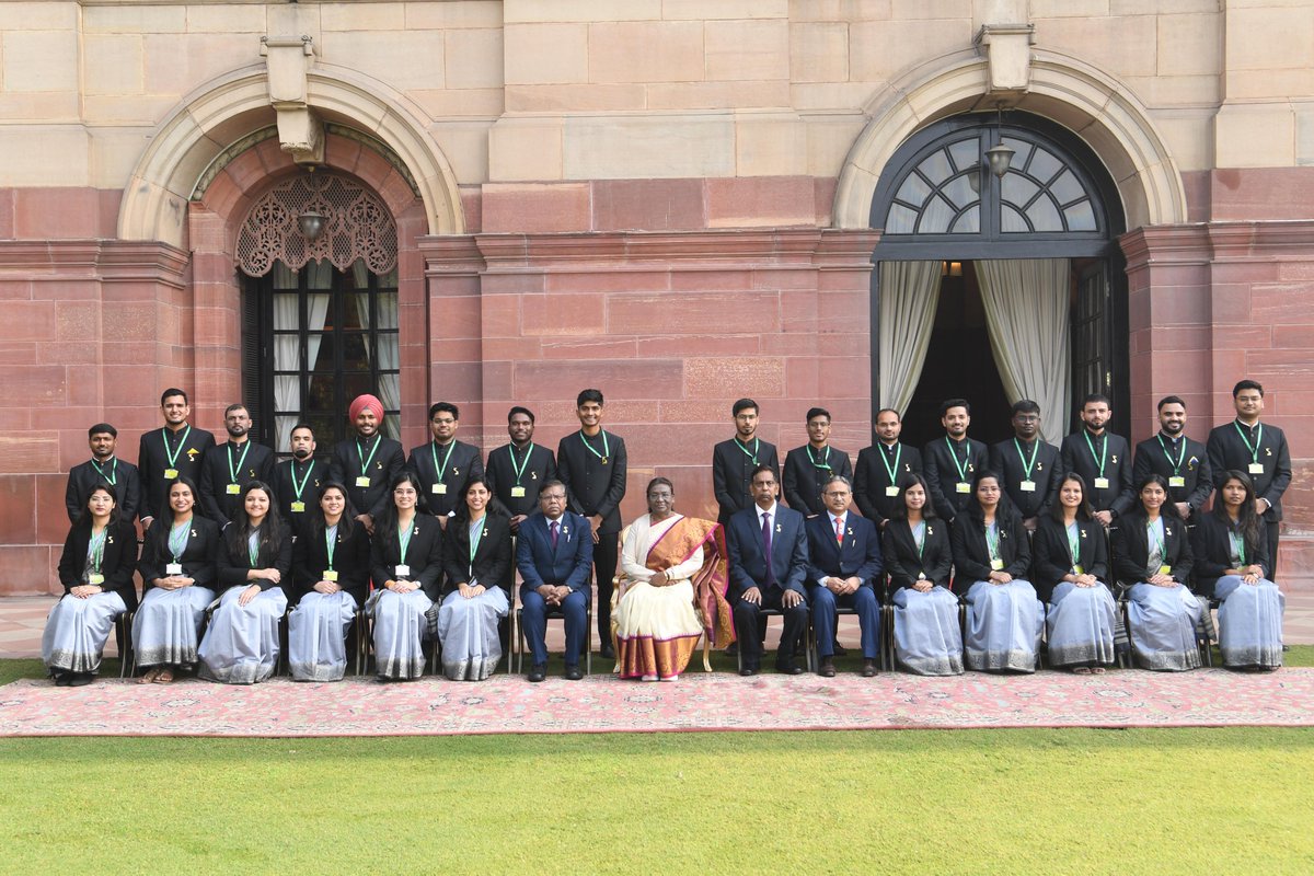 rashtrapatibhvn's tweet photo. Probationers of Indian Audit & Accounts Service, Indian Revenue Service (Customs & Indirect Taxes) and Indian Statistical Service called on President Droupadi Murmu at Rashtrapati Bhavan. The President said that officers can contribute immensely in India’s development journey through innovative, smart and citizen-centric functioning in their respective domains.