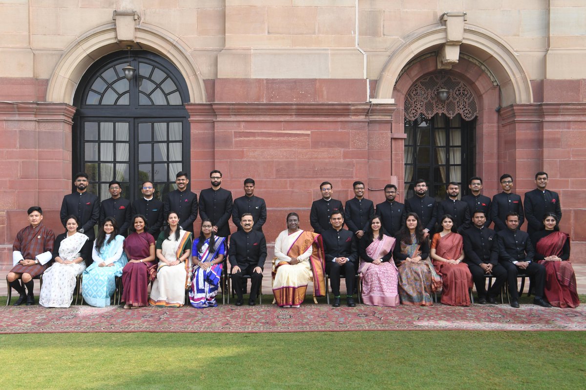 rashtrapatibhvn's tweet photo. Probationers of Indian Audit & Accounts Service, Indian Revenue Service (Customs & Indirect Taxes) and Indian Statistical Service called on President Droupadi Murmu at Rashtrapati Bhavan. The President said that officers can contribute immensely in India’s development journey through innovative, smart and citizen-centric functioning in their respective domains.