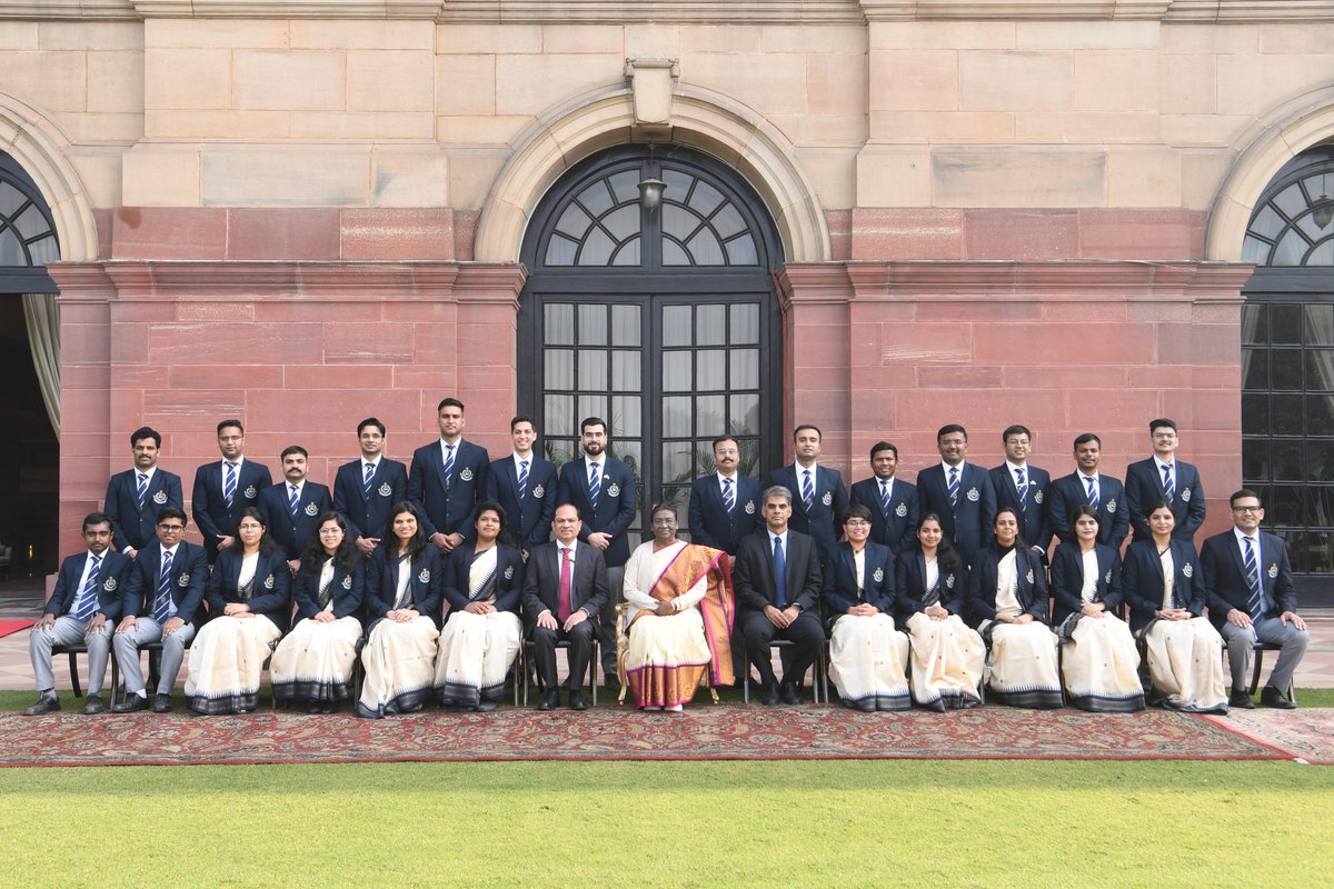 rashtrapatibhvn's tweet photo. Probationers of Indian Audit & Accounts Service, Indian Revenue Service (Customs & Indirect Taxes) and Indian Statistical Service called on President Droupadi Murmu at Rashtrapati Bhavan. The President said that officers can contribute immensely in India’s development journey through innovative, smart and citizen-centric functioning in their respective domains.