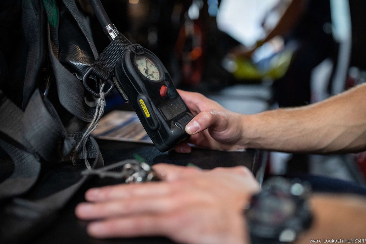 PompiersParis's tweet photo. [#MardiTech]

En dotation sur tous nos ARI, l’Instrument de Contrôle et de Sécurité (ICS) est gage de notre survie sur intervention.

Son rôle ? Émettre un son de 95 décibels dès que son porteur reste immobile plus de 40 secondes afin de signaler sa position. https://t.co/QVbhFzT9Fn