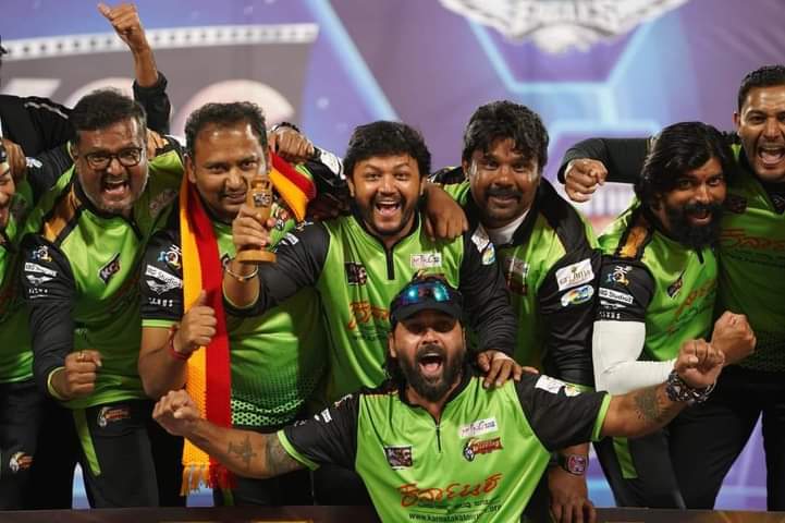 alwaysGSGfan's tweet photo. 𝐂.𝐇.𝐀.𝐌.𝐏.𝐈.𝐎.𝐍.𝐒 🏆

@Official_Ganesh 

#KannadaChalanaChitraCup #KCC4 #KCCpartIV #KCCPart4 #GoldenStarGanesh #AbhinayaAdhipathi #Ganesh   #GangaWarriors #KrishnamPranayaSakhi #GoldenStarFC https://t.co/fpr1lzrj1i
