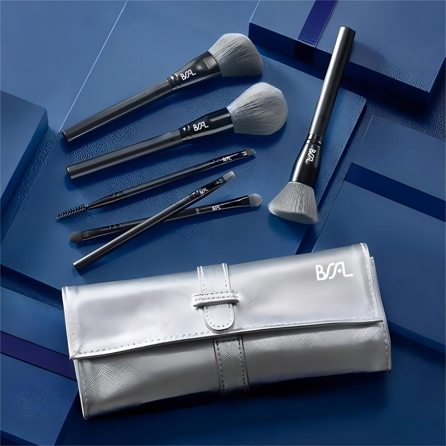 FangFerro1668's tweet photo. Merry Christmas！

All over Face Brush, Blush Brush, Stippling Brush, Eyeshadow Brush, Eyebrow Brush and Lip Brush. https://t.co/DmwZjY0efB