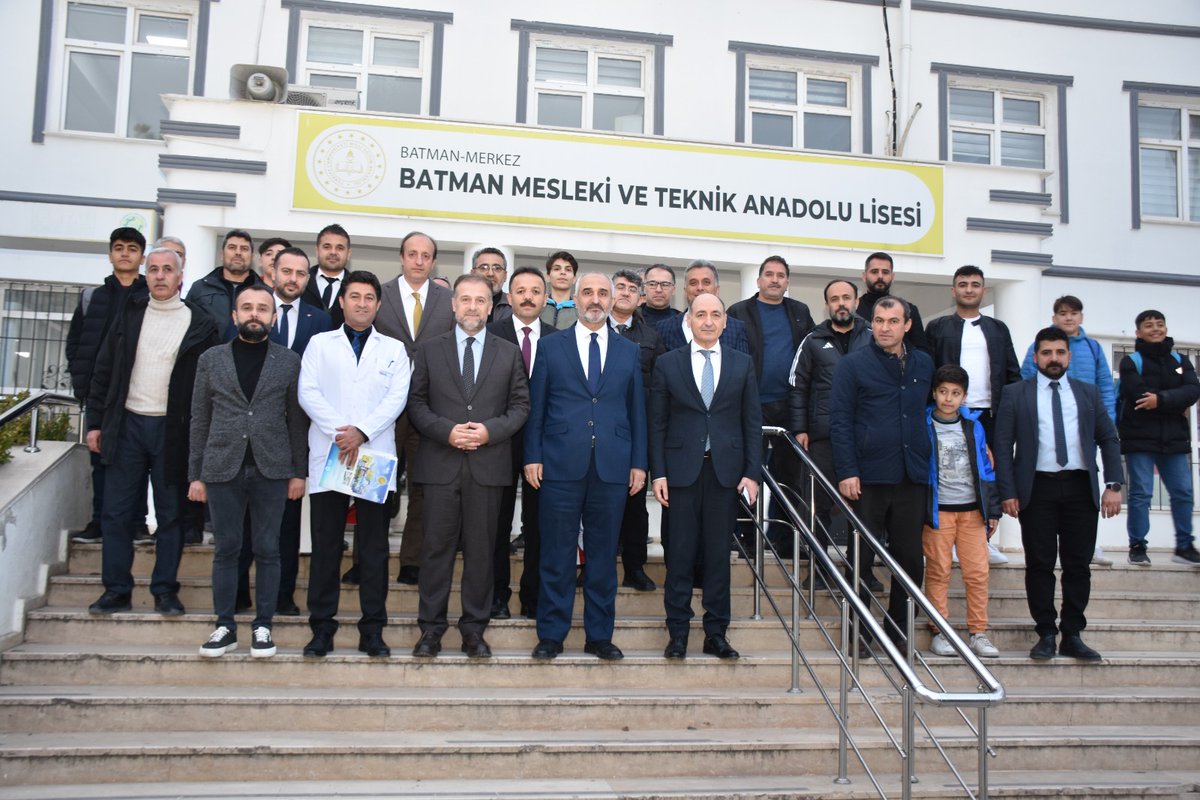 Milli Eğitim Bakan Yardımcımız Sayın Kemal ŞAMLIOĞLU ile Mesleki ve Teknik Eğitim Genel Müdürümüz Sayın Ali KARAGÖZ, okulumuza teşrif edip bir takım incelemelerde bulundular. Kendilerine kalabalık bir heyet ve İl Milli Eğitim Müdürümüz Sayın Mahmut KURTARAN da eşlik ettiler.