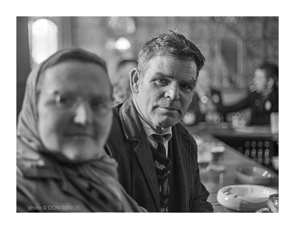 Sat at the bar in a Bolton Pub, (probably the Halliwell area) England UK, in the mid 1970s.

etsy.com/uk/shop/DonTon…
#britishculturearchive #caferoyalbooks #blackandwhitephotography #monochrome #filmphotography #britishphotography  #socialhistory #documentingbritain