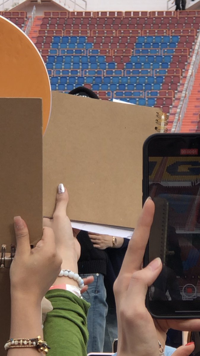 04_3mois's tweet photo. แล้วดูสิ่งที่คนบ้านพี่ทำค่ะ กุจ่ายเงินไปดูพัดกับกระดาษพวกมึงมั้งเนี่ย https://t.co/rbVwPsLUhl