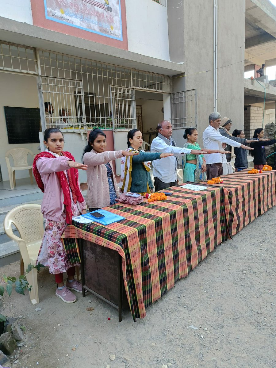 આજ રોજ કાલાવડ તાલુકાના મકરાણી સણોસરા ગામમાં વિકસિત ભારત સંકલ્પ યાત્રા રથનું આગમન થતા ગ્રામજનોએ ઉત્સાહભેર આવકારીને રથનું ભવ્ય સ્વાગત કર્યું હતું તેમજ વિવિધ યોજનાના લાભો લાભાર્થીઓને અર્પણ કરાયા હતા. #HamaraSankalpViksitBharat #ViksitBharatSankalpYatra