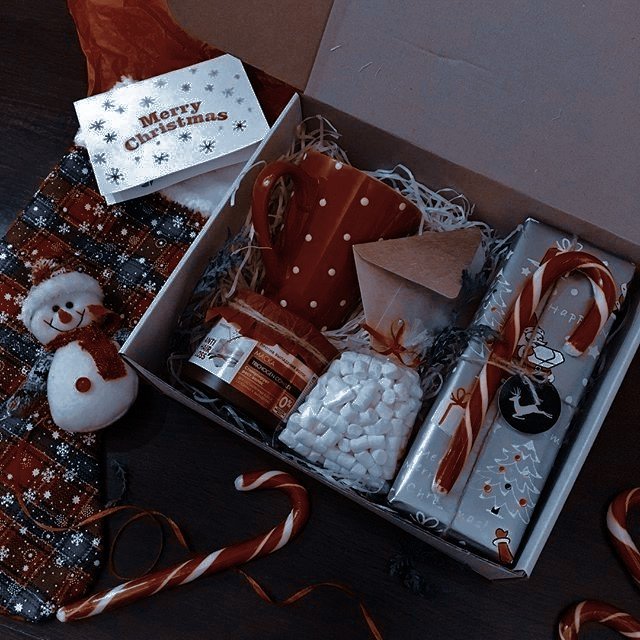 iTony_Stark_'s tweet photo. [@spideybx @mjsmxrtgirl]

 "Queridos chicos: sé que he andado un poco desaparecido por no decir bastante... pero me gustaría darles este pequeño regalo.
PD: revisen bien la envoltura escondí dos boletos de avión en blanco (para que vayan a donde quieran y cuando puedan). > https://t.co/Ie5slmODdH