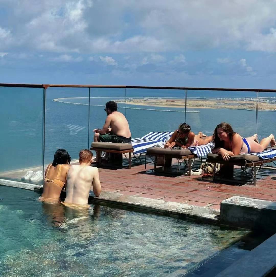 09:04斯里兰卡酒店楼顶的无边游泳池
外国友人真的是不怕晒😊恩爱又幸福~

村上春树说:“你要记得那些黑暗中默默抱紧你的人，逗你笑的人，陪你彻夜聊天的人，坐车来看望你的人，带着你四处游荡的人，说想念你的人。是这些人组成你生命中一点一滴的温暖，是这些温暖使你成为善良的人。”