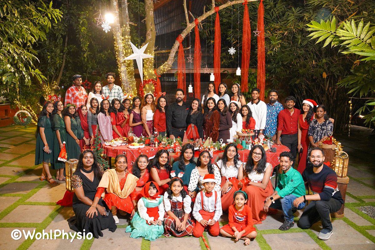 wohlphysio1's tweet image. “Teamwork in full color! 📷📷 Our holiday celebration, a collaborative canvas of laughter, shared stories, and the magic of working together. Wishing you a Christmas where the spirit of teamwork creates moments that shine with joy and unity!📷 #TeamworkMagic #FestiveCelebration”