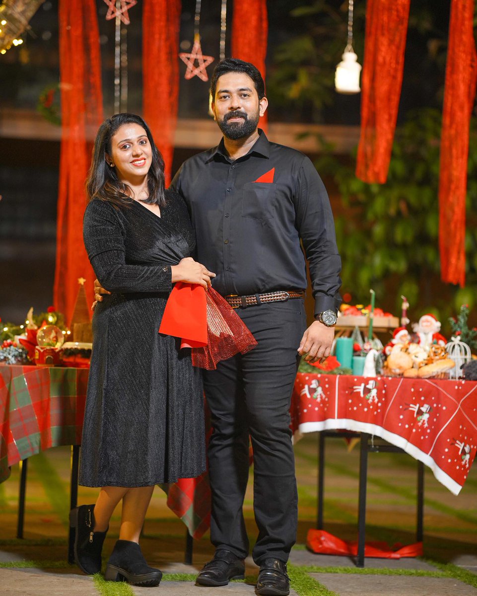 wohlphysio1's tweet image. “Teamwork in full color! 📷📷 Our holiday celebration, a collaborative canvas of laughter, shared stories, and the magic of working together. Wishing you a Christmas where the spirit of teamwork creates moments that shine with joy and unity!📷 #TeamworkMagic #FestiveCelebration”