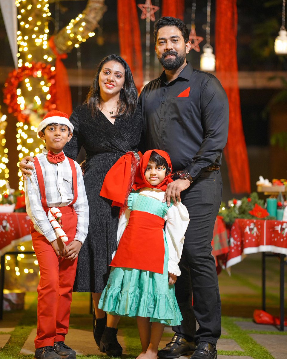 wohlphysio1's tweet image. “Teamwork in full color! 📷📷 Our holiday celebration, a collaborative canvas of laughter, shared stories, and the magic of working together. Wishing you a Christmas where the spirit of teamwork creates moments that shine with joy and unity!📷 #TeamworkMagic #FestiveCelebration”