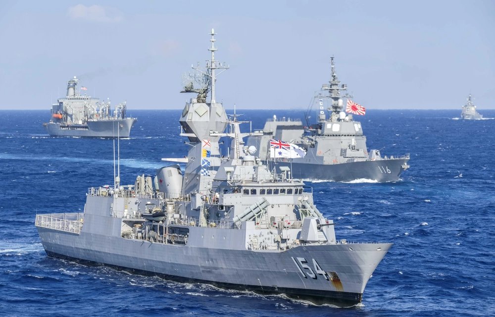 ⚓️🇦🇺 @ausnavy ANZAC-class #frigate HMAS Parramatta (FFH-154), front, Akizuki class #destroyer JS Teruzuki (DD-116), centre, and Henry J. Kaiser-class oiler USNS Pecos (T-AO 197) during Annual Exercise (ANNUALEX) 19. Philippine Sea, 11 Nov 2019 #warship #navy #naval