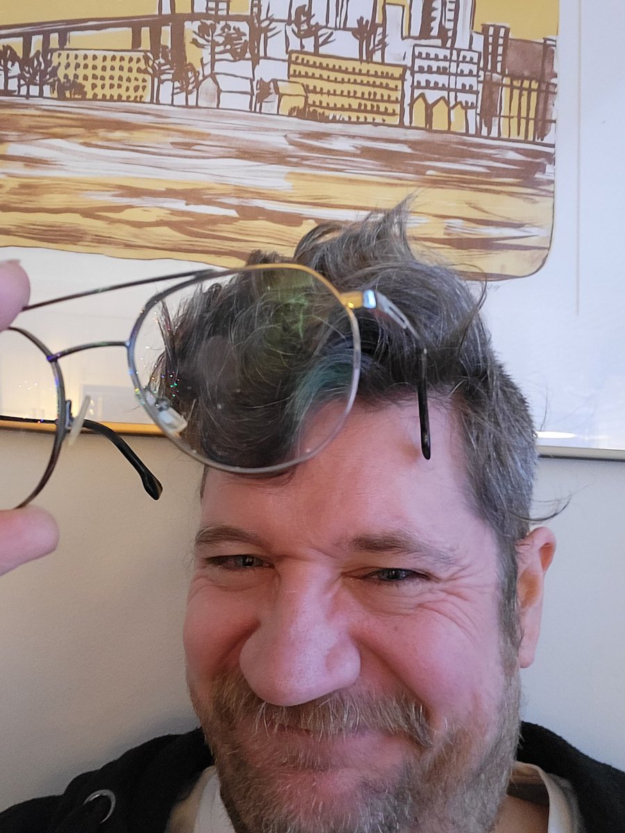 putki's tweet photo. Vain nelisilmät tietää sen Miten ärsyttävä on se, kun pyyhkii ryhmiä pois silmissä ja,samalla tökkäsee rasvasormen linssiin. Ärrr. No mut. Hyvää Tapsanpäivää kaikille. #rillit https://t.co/ZdbuCiMRM8