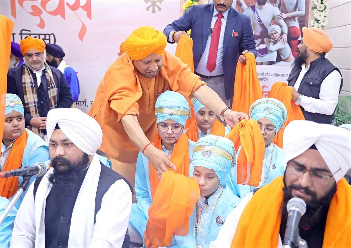 myogiadityanath's tweet photo. 'वीर बाल दिवस' (साहिबजादा दिवस) के अवसर पर आज लखनऊ में आयोजित 'ऐतिहासिक समागम' में सम्मिलित हुआ।

चारों साहिबजादों के अतुलनीय बलिदान को नमन! https://t.co/egPklO8Orl