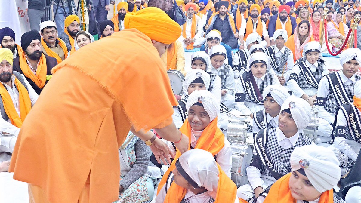 myogiadityanath's tweet photo. 'वीर बाल दिवस' (साहिबजादा दिवस) के अवसर पर आज लखनऊ में आयोजित 'ऐतिहासिक समागम' में सम्मिलित हुआ।

चारों साहिबजादों के अतुलनीय बलिदान को नमन! https://t.co/egPklO8Orl