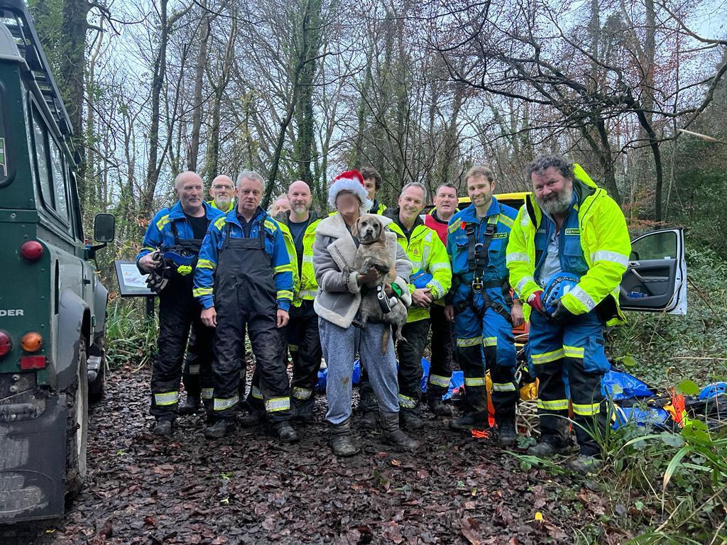 HMCGLymeRegis's tweet photo. *Callout* #106 25/12/23@1329: Tasked w/ @BCoastguard to dog stuck 25m below cliff edge at Pinhay Bay. Dog located by @LymeRegisRNLI.  Dog successfully recovered using full rope rescue system.  Please keep your dog on lead near cliffs.  #999Coastguard https://t.co/fNTBBDWSnK