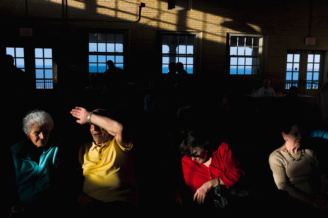 2) Il joue habilement avec les contrastes, les rappels de couleurs, la profondeur et le cadrage large.

#photographie #photography #fotografia #Alexwebb #Magnum #masterofphotography