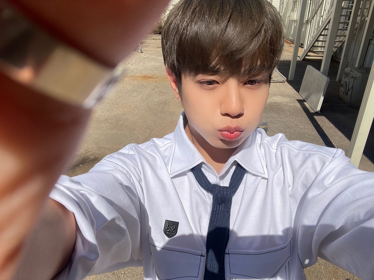 EVNNE_official's tweet photo. 엔브 오늘은 뭐했어~~??
올해도 얼마 안 남았는데 하고 싶은 일 다 하고 감기 꼭꼭 조심하고 저녁에는 라멘 먹자ㅎㅎ

#EVNNE #이븐
#케이타 #KEITA https://t.co/iLx67yVhvA