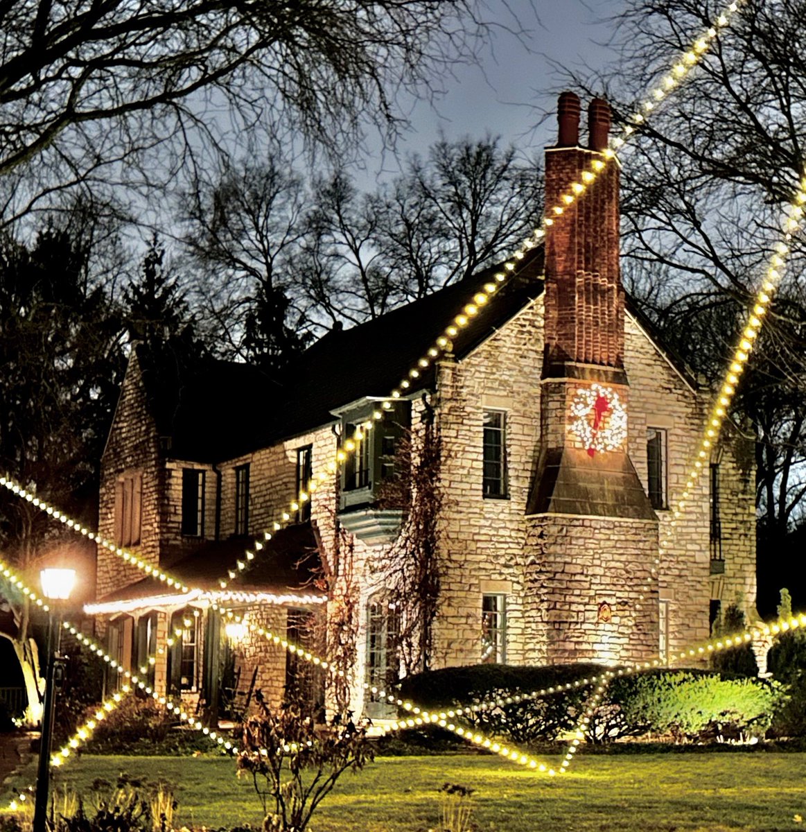 64thNWestern's tweet photo. Merry Christmas!

Was visiting beautiful Flossmoor, IL tonight.

Salud!

#christmas #flossmoor #illinois https://t.co/IHuK9p37oP