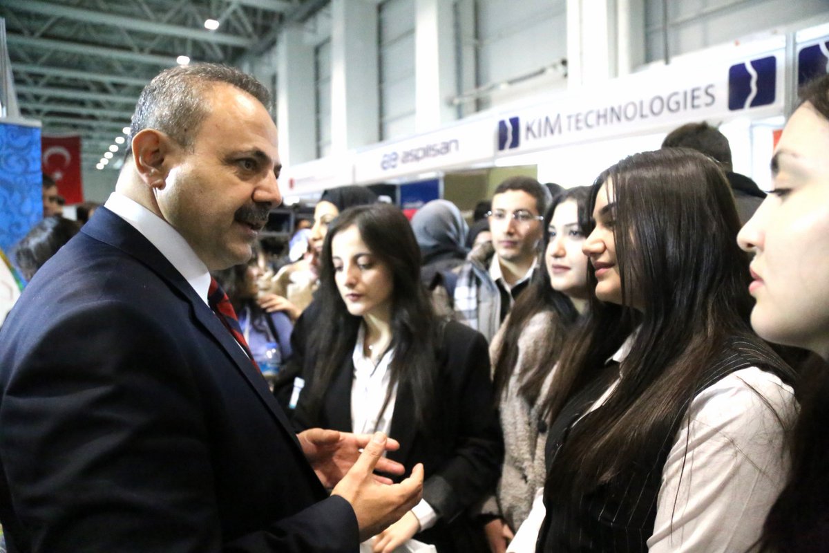 aksarayedutr's tweet image. ASÜ, ORAKAF’23’e 300 Kişilik Bir Ekiple Katıldı

Aksaray Üniversitesi (ASÜ), 2023 Orta Anadolu Kariyer Fuarı’na (ORAKAF’23), öğrenci ve görevli yaklaşık 300 kişilik bir ekiple katılım sağladı. 20 üniversitenin paydaşlığındaki organizasyon, Erciyes Üniversitesi ev sahipliğinde,