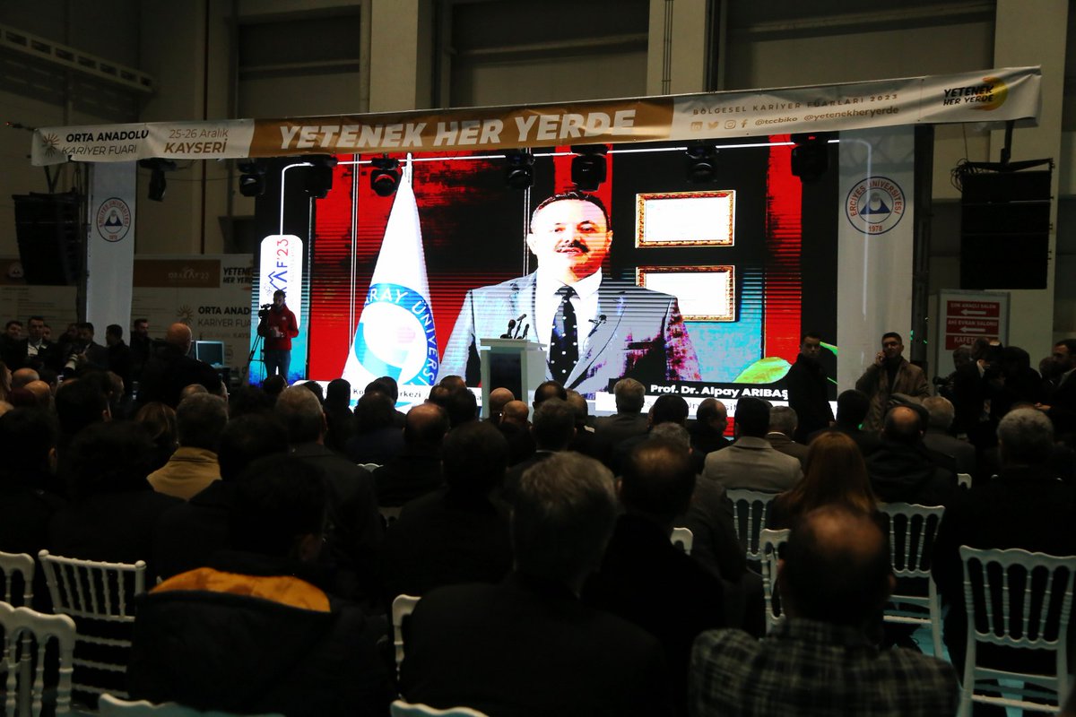 aksarayedutr's tweet image. ASÜ, ORAKAF’23’e 300 Kişilik Bir Ekiple Katıldı

Aksaray Üniversitesi (ASÜ), 2023 Orta Anadolu Kariyer Fuarı’na (ORAKAF’23), öğrenci ve görevli yaklaşık 300 kişilik bir ekiple katılım sağladı. 20 üniversitenin paydaşlığındaki organizasyon, Erciyes Üniversitesi ev sahipliğinde,