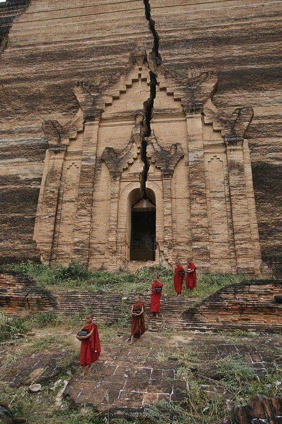 ancientorigins's tweet photo. Young Buddhist monks near Mingun Paya, a ruined temple in Burma

https://t.co/KdrLAZx4cp https://t.co/DEXxDPVsJL