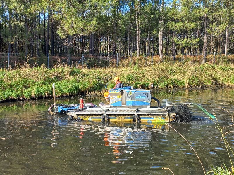 🚤 Opération nettoyage sur l'aire de Saubion Ouest sur l’<a href="/A63Trafic/">Autoroute A63</a> ! Ce radeau permet de nettoyer les lagunes sans les vider, préservant la vie aquatique. Une approche novatrice pour maintenir l'équilibre écologique tout en assurant le bon fonctionnement du traitement des eaux.