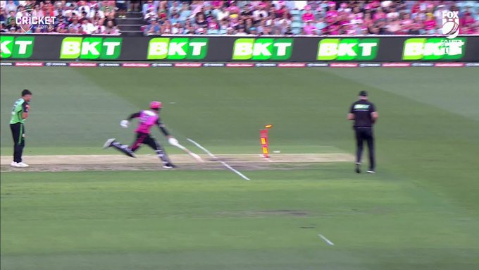Fine fielding from Maxi... 📹 Credits: Twitter/BBL