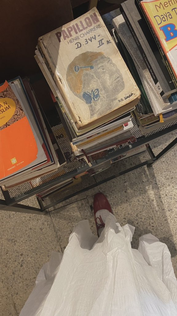 weirdniss's tweet photo. akhirnya, bisa ke perpustakaan legend ini 🥹🫶🏻 

loc: Taman bacaan hendra (library tertua di Bandung, berdiri sejak 1967) https://t.co/x7qqd9xywD