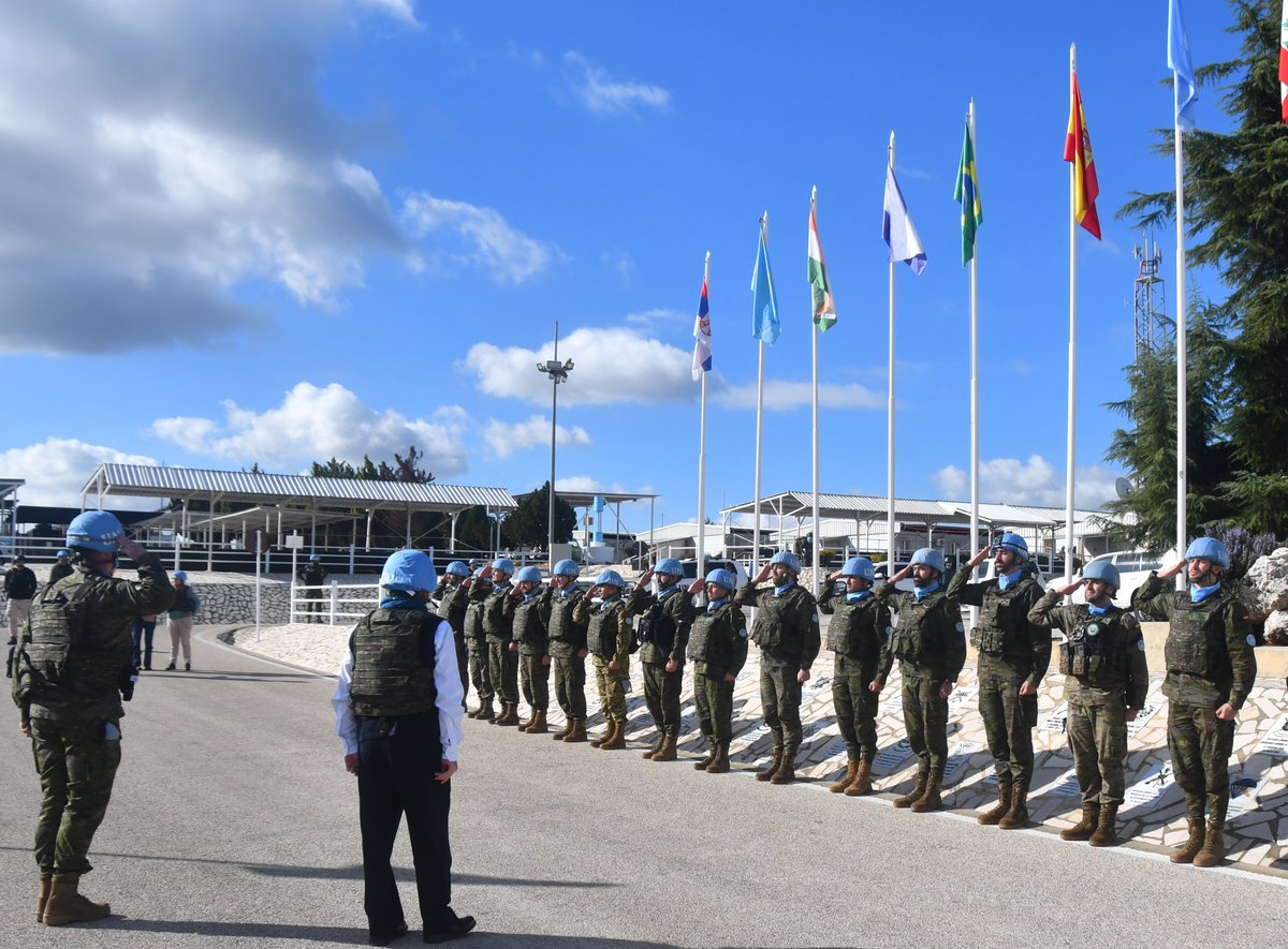 EMADmde's tweet photo. El contingente español en Líbano ha celebrado la comida de Navidad acompañado por  @EmbEspanaLibano🇪🇸🇱🇧 y el Force Commander de @UNIFIL_  @aroldo_lazaro. Ambos han querido mostrar su apoyo a nuestros militares en estos días tan especiales #BRIExtremadura @EjercitoTierra #MOPS https://t.co/gz6fD9IWq1