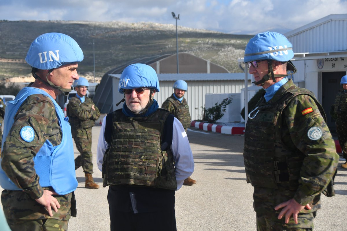 EMADmde's tweet photo. El contingente español en Líbano ha celebrado la comida de Navidad acompañado por  @EmbEspanaLibano🇪🇸🇱🇧 y el Force Commander de @UNIFIL_  @aroldo_lazaro. Ambos han querido mostrar su apoyo a nuestros militares en estos días tan especiales #BRIExtremadura @EjercitoTierra #MOPS https://t.co/gz6fD9IWq1