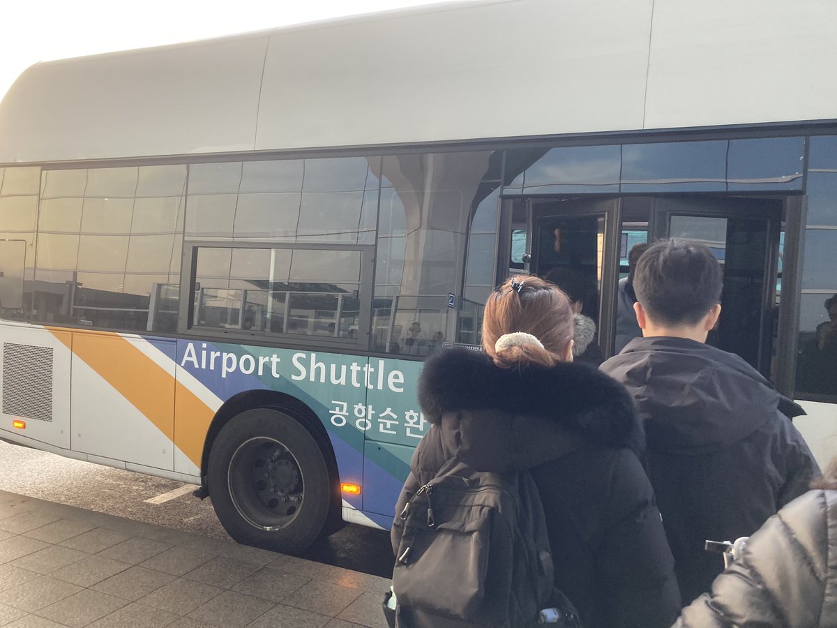 sianbackpacker's tweet image. まずは仁川国際空港ターミナル２からターミナル１へ移動🚌無料シャトルバスはハイアットホテルや草間彌生のかぼちゃアートがあるパラダイスシティ付近にも停まります🙆‍♂️

韓国では循環バスと呼ぶみたい🤔

#仁川国際空港 #인천국제공항
#ShuttleBus🚌#순환버스🚌