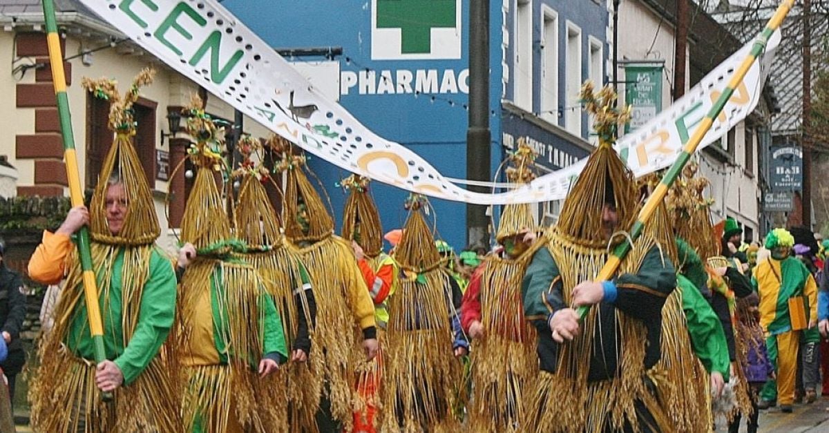 lorraineelizab6's tweet photo. #Otd Wren Day. Lá an Dreoilín. A fake wren is "hunted" (in the past a real wren was used) & put on top of a decorated pole! Then the crowds of mummers/strawboys, celebrate the wren (or wran), by dressing up in masks, straw suits etc. They parade - these crowds are the wrenboys! https://t.co/wbo6rT5wce