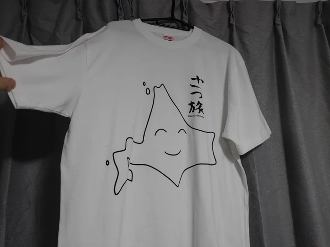 おかしなグッズ!描き下ろしざつ旅北海道ちゃんTシャツです!題字も自分が書いたものを使用!これなら普段遣いもできちゃうね!!ランダムでブロマイドなんかもつくそうですよ!なんか雑誌にあるQRコードが駄目みたいなので、《カドカワストア》で「ざつ旅」で検索して下さい!よろしくお願いします! 