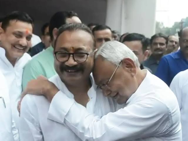 MithilaWaala's tweet image. #AshokChoudhary is likely to be the new party president of JDU.

Current JDU president Lalan Singh&apos;s new found bonhomie with Lalu Yadav has irked Nitish Kumar.

Also, Lalan Singh and Ashok Choudhary are anti and if rumours are to be believed Ashok Choudhary was so angry with…