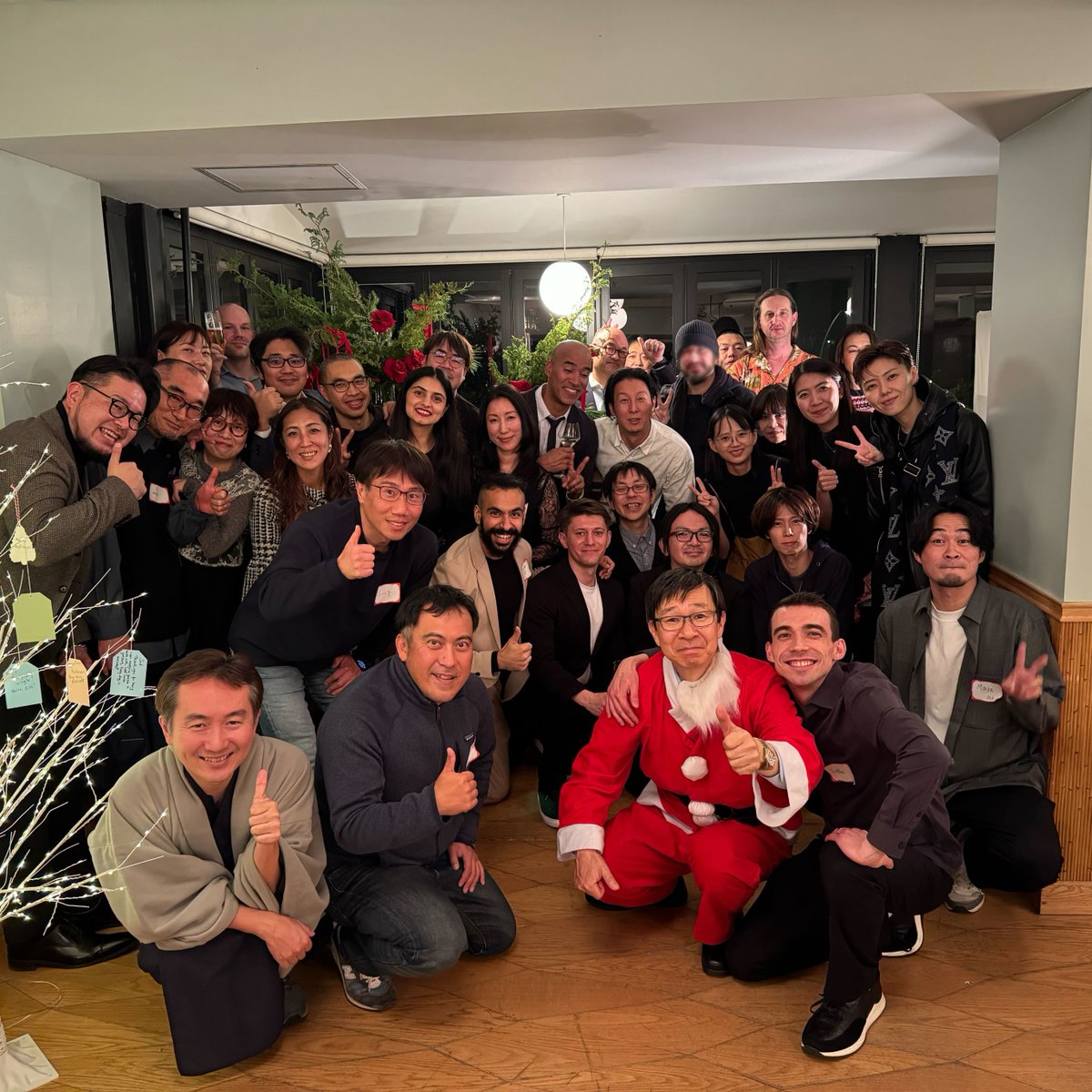 FastlyJapan's tweet image. 12月13日に日比谷パレスでFastly Japanのホリデーパーティーを開催しました🎉

今年就任したカントリー・マネージャーの今野 芳弘がサンタクロースに🎅🎄

素敵な会場と美味しい食事で楽しく盛り上がり、笑顔が溢れる最高の時間を過ごしました☺️
#LifeAtFastly