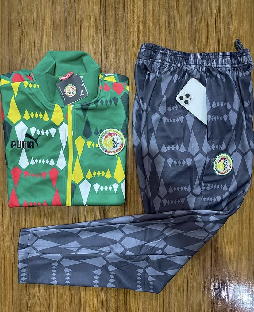 SeckiiPro's tweet photo. Ensemble des champions d'Afrique authentique disponible exclusivement chez WarkhaSport221 
Taille disponible: S-M-L-XL-XXL
Livraison partout 🌍
Whatsap et DM 783059457 https://t.co/BkIBGmIdsZ
