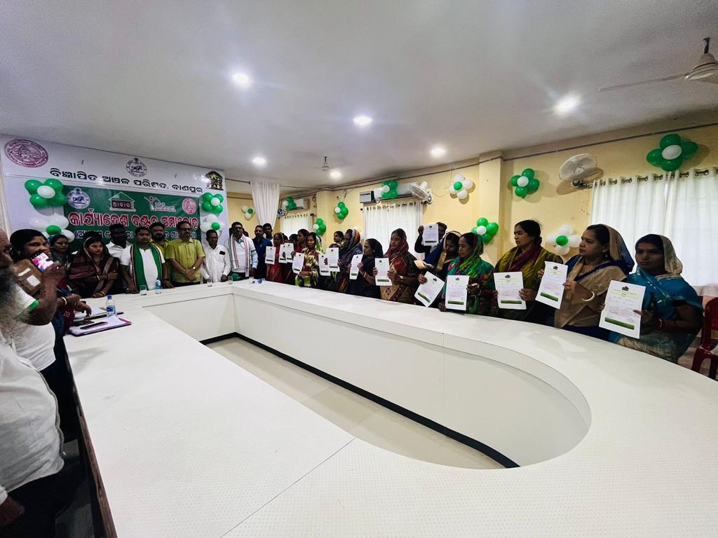 BanpurNac's tweet photo. Distribution of 8th Phase PMAY (U)  🏠 WORK ORDER to the beneficiaries of Banpur NAC in presence of  Honourable MP Rajyasabha Shri Manas Ranjan Managaraj , Chairperson, Vice-Chairperson ,  Executive officer, ward Councillors and ULB staff of Banpur NAC . https://t.co/XiEp77Ay0W