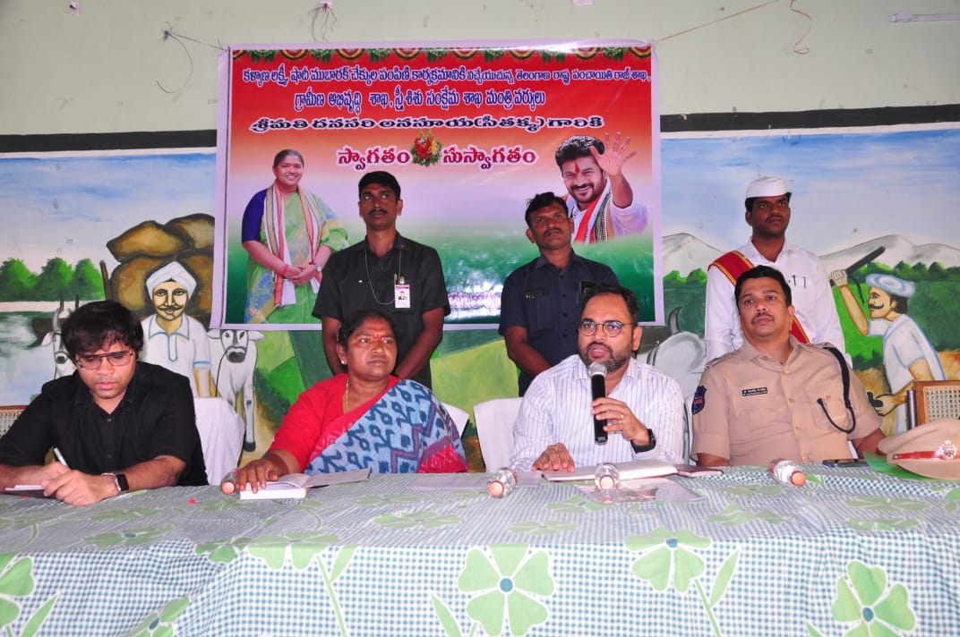 Collector_MBD's tweet photo. మంగళవారం  కొత్తగూడ మరియు గంగారం మండలంలో పలు అభివృద్ధి కార్యక్రమాల గురించి PO, ITDA Eturunagram, SP మహబాద్,  జిల్లా కలెక్టర్ శశాంక తో కలిసి  రాష్ట్ర పంచాయతీరాజ్ గ్రామీణ అభివృద్ధి మంచినీటి సరఫరా మహిళా శిశు సంక్షేమ శాఖ మాత్యులు శ్రీమతి సీతక్క గారు సంబధిత అధికారులను సమీక్షించారు.

@seethakkaMLA 
@TelanganaCS