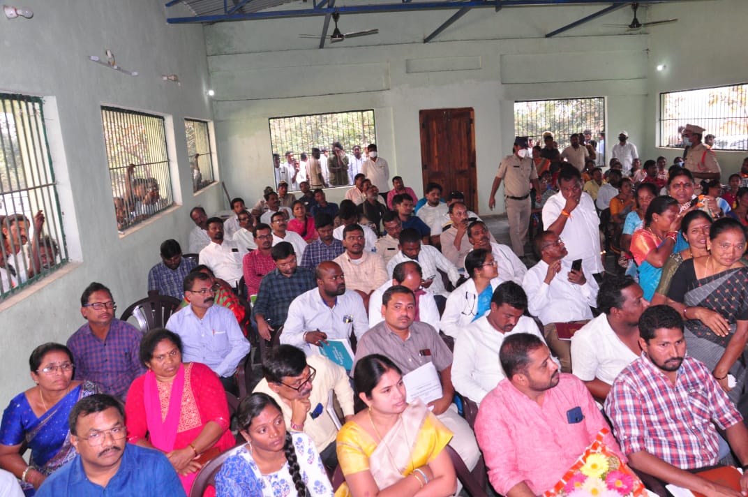 Collector_MBD's tweet photo. మంగళవారం  కొత్తగూడ మరియు గంగారం మండలంలో పలు అభివృద్ధి కార్యక్రమాల గురించి PO, ITDA Eturunagram, SP మహబాద్,  జిల్లా కలెక్టర్ శశాంక తో కలిసి  రాష్ట్ర పంచాయతీరాజ్ గ్రామీణ అభివృద్ధి మంచినీటి సరఫరా మహిళా శిశు సంక్షేమ శాఖ మాత్యులు శ్రీమతి సీతక్క గారు సంబధిత అధికారులను సమీక్షించారు.

@seethakkaMLA 
@TelanganaCS
