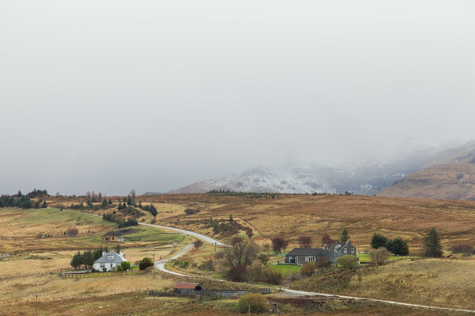 PoliceScotland's tweet image. Be prepared for Scotland's unpredictable weather conditions 🌨️🏔️

🧣 Pack extra layers
🗺️ Plan your route in advance
🏡 Tell someone when you'll be home
📞 If you need help, call 999 and ask for the police, then Mountain Rescue

Visit @ScottishMR and @Mountain_Scot 
#ThinkWinter