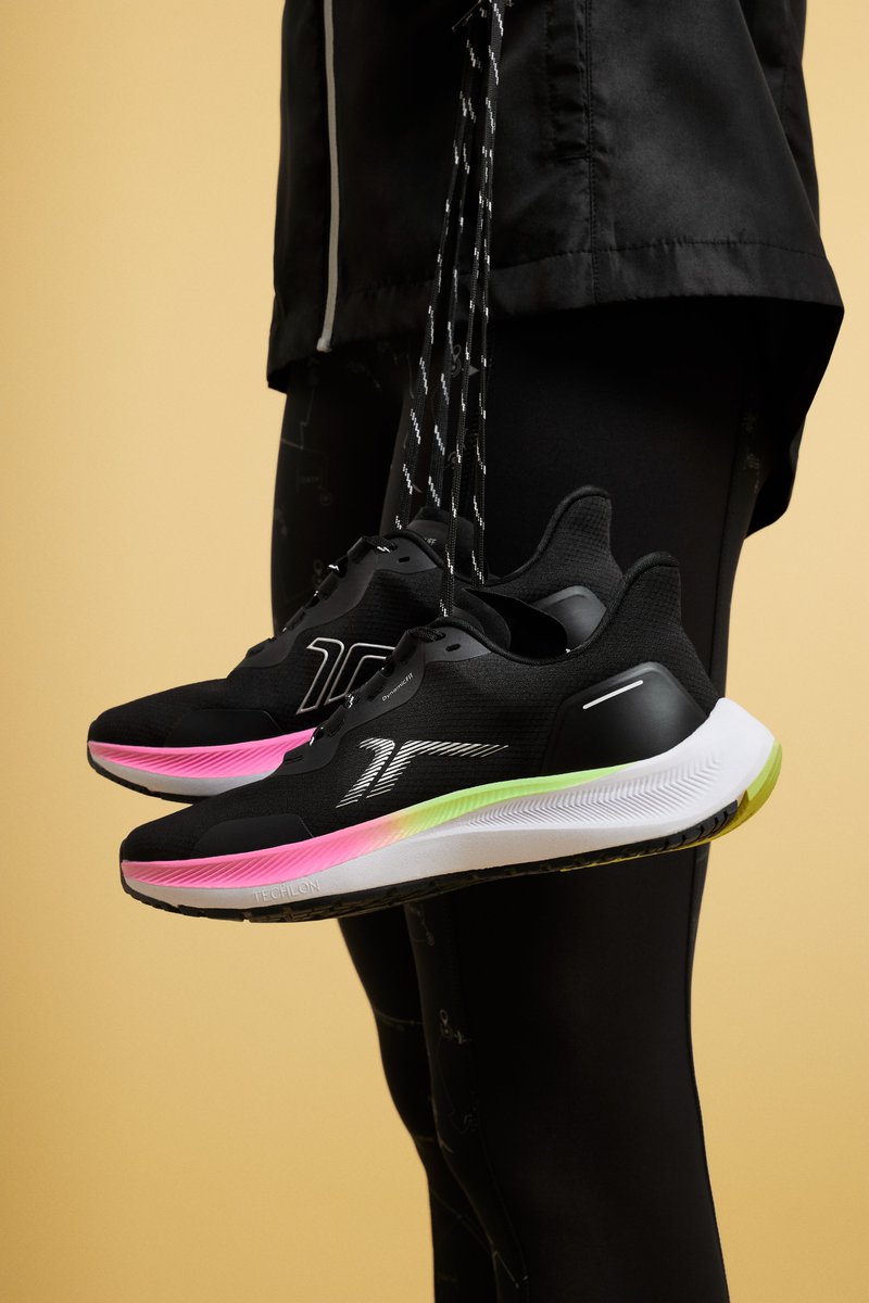 Descubre la última tendencia en running femenino con la nueva colección de Maryia Roshchyn. Esta talentosa atleta, Campeona de España en los 400 metros vallas en 2016, te guía a través de nuestra exclusiva línea diseñada para mujeres runners apasionadas. #RunnerLife