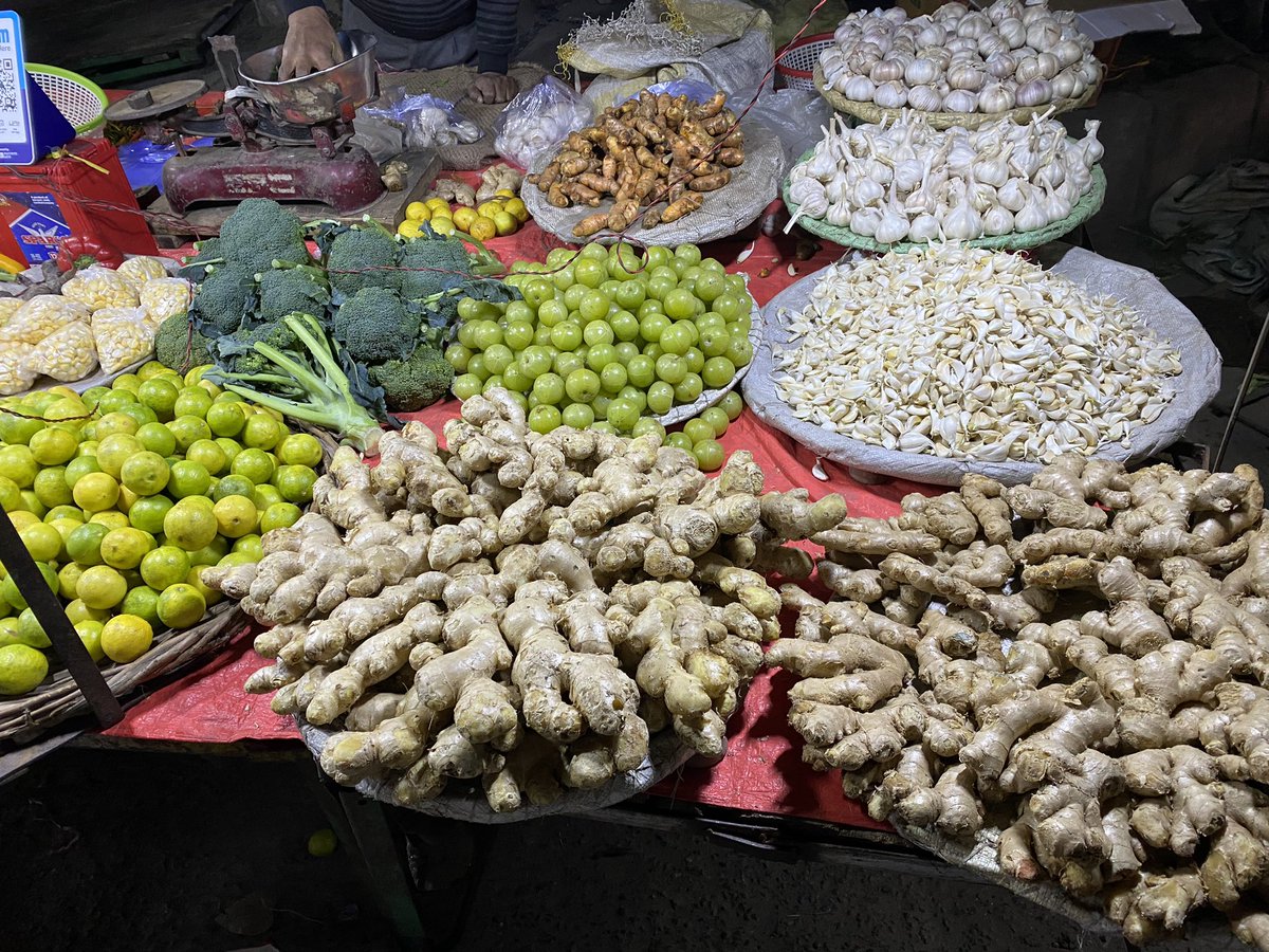 JournoHemraj's tweet image. मयूर विहार फ़ेज़ 3 दिल्ली में साप्ताहिक मंडली के रेट-
सब्ज़ी और फल- रेट प्रति किलो 
प्याज़- 40 रुपये 
आलू- 15 रुपये
टमाटर- 30 रुपये
फूल गोभी-30 रुपये 
लहसुन-480 रुपये
अदरक-200 रुपये
मटर-30 रुपये
पालक-80 रुपये 
मैथी- 80 रुपये
#vegitables