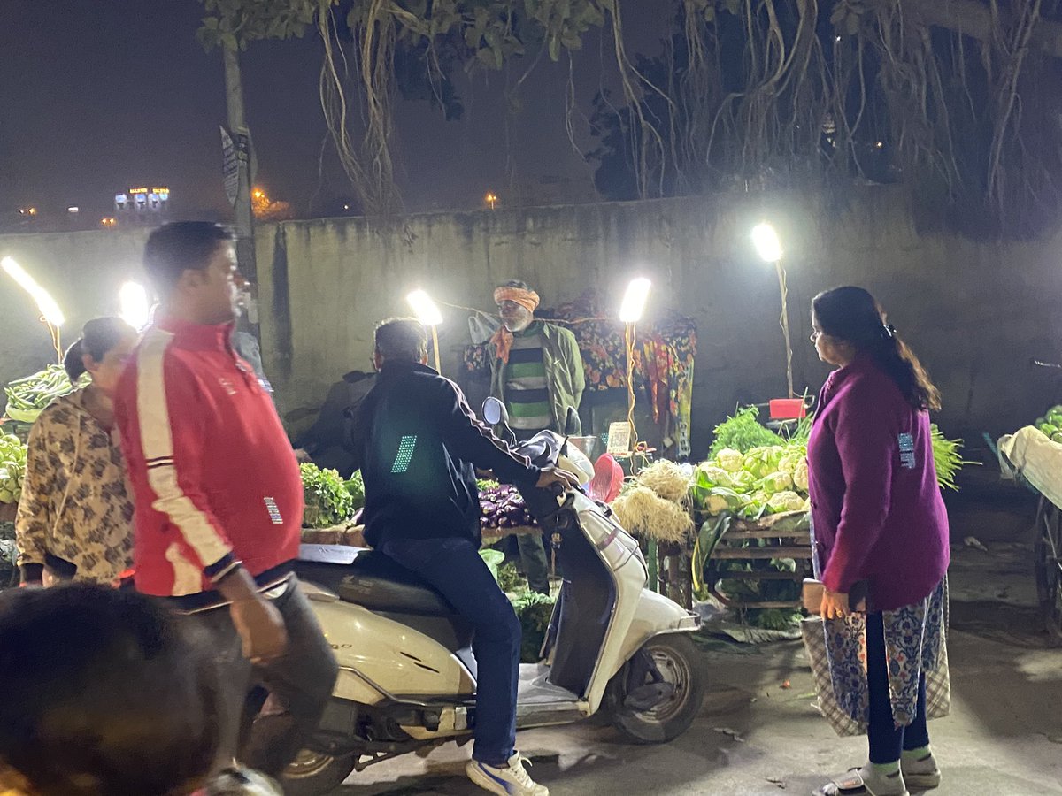 JournoHemraj's tweet image. मयूर विहार फ़ेज़ 3 दिल्ली में साप्ताहिक मंडली के रेट-
सब्ज़ी और फल- रेट प्रति किलो 
प्याज़- 40 रुपये 
आलू- 15 रुपये
टमाटर- 30 रुपये
फूल गोभी-30 रुपये 
लहसुन-480 रुपये
अदरक-200 रुपये
मटर-30 रुपये
पालक-80 रुपये 
मैथी- 80 रुपये
#vegitables