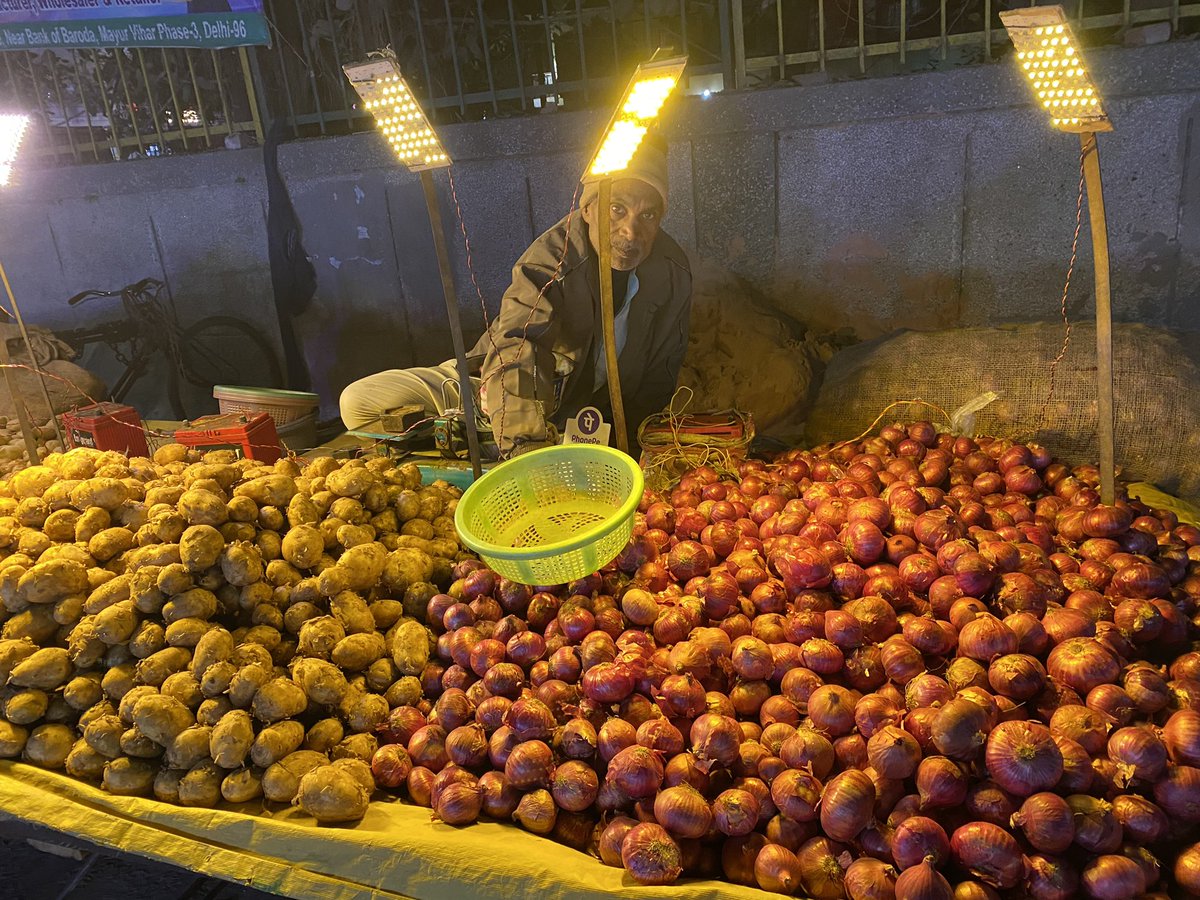 JournoHemraj's tweet image. मयूर विहार फ़ेज़ 3 दिल्ली में साप्ताहिक मंडली के रेट-
सब्ज़ी और फल- रेट प्रति किलो 
प्याज़- 40 रुपये 
आलू- 15 रुपये
टमाटर- 30 रुपये
फूल गोभी-30 रुपये 
लहसुन-480 रुपये
अदरक-200 रुपये
मटर-30 रुपये
पालक-80 रुपये 
मैथी- 80 रुपये
#vegitables